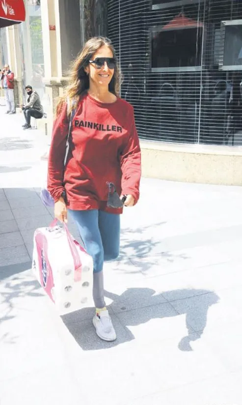 Bennu Gerede maskeyi takmak yerine elinde gezdirdi