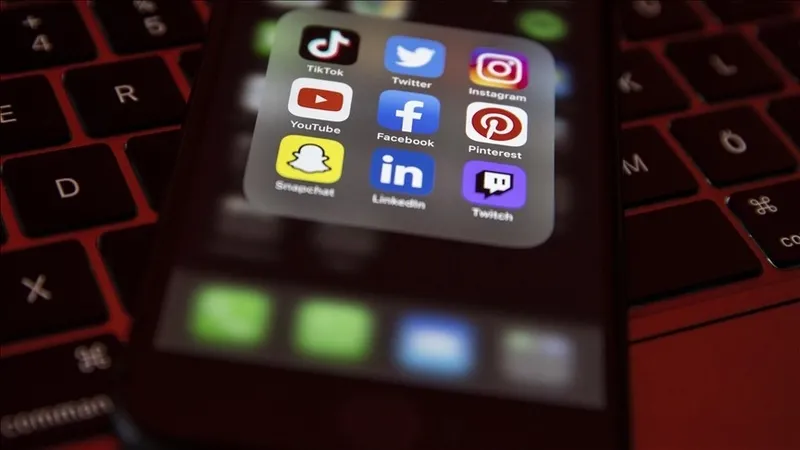 televizyon-yayincilarindan-ortak-gorus-her-turlu-siddet-ve-dezenformasyonun-kol-gezdigi-dijital-mecralar-denet-1776508411412.jpeg Televizyon yayıncılarından ortak görüş: Her türlü şiddet ve dezenformasyonun kol gezdiği dijital mecralar denetlenmeli-3