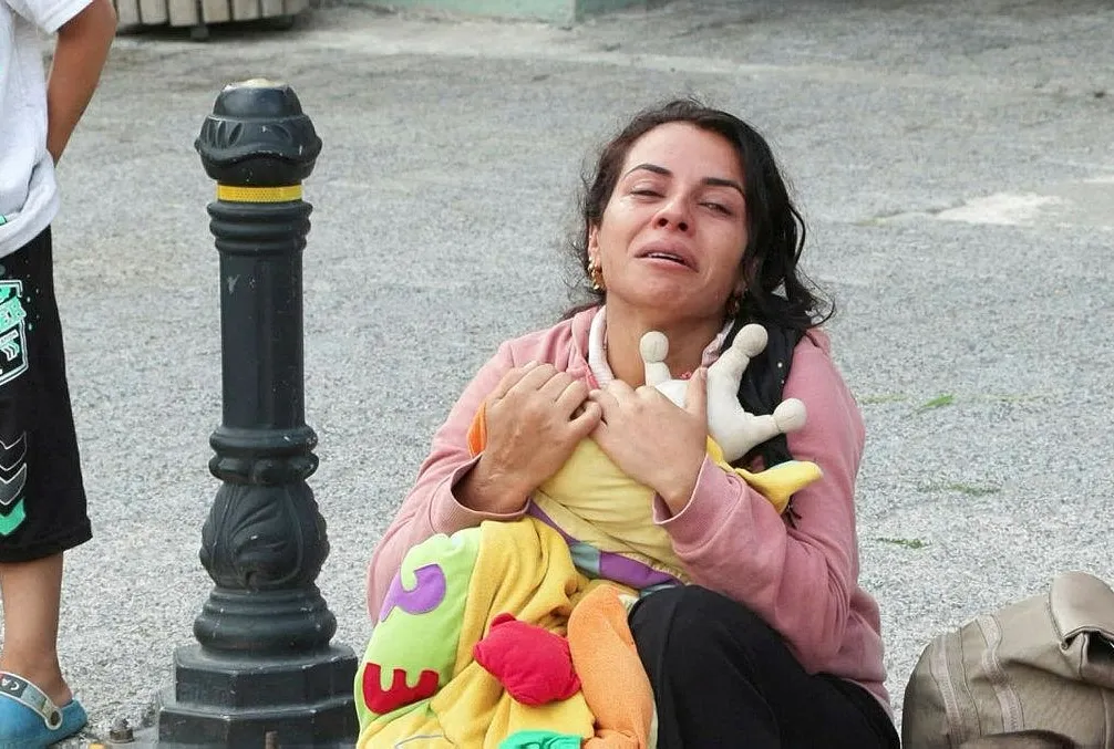 Biberonuna sarılarak ağladı