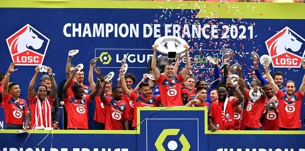 Irkçılık yapan Fransızlara tokat gibi cevap! Lille taraftarları şehri Türk bayrakları ile donattı-3