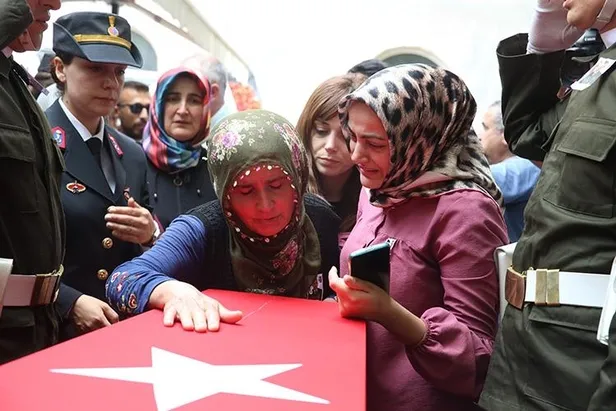 baskan-erdogandan-sehit-uzman-cavus-ramazan-gokun-ailesine-bassagligi-1655211006075.jpeg Başkan Erdoğan'dan şehit Uzman Çavuş Ramazan Gök'ün ailesine başsağlığı-2