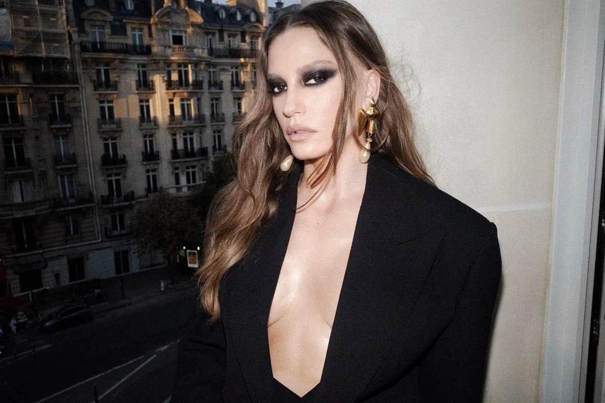 1790887071217.jpg Serenay Sarıkaya Hailey Bieber ile pişti olduğu Paris şovundan döndü! Mert Demir ve evlilik iddialarına flaş açıklama-3