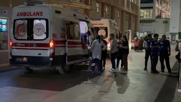 batmanda-2-aile-arasinda-tasli-sopali-bicakli-kavga-1i-agir-41-yarali-1692328323500.jpeg Batman'da 2 aile arasında taşlı, sopalı, bıçaklı kavga: 1'i ağır 41 yaralı-4