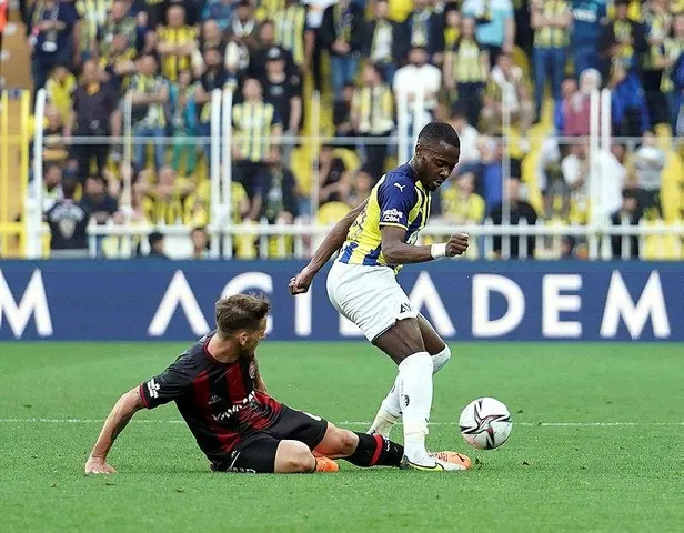 kanarya-gumruke-takildi-fenerbahce-0-0-karagumruk-mac-sonucu-ozet-1652637627679.jpeg Kanarya 'Gümrük'e takıldı! (Fenerbahçe 0-0 Karagümrük MAÇ SONUCU ÖZET)-3