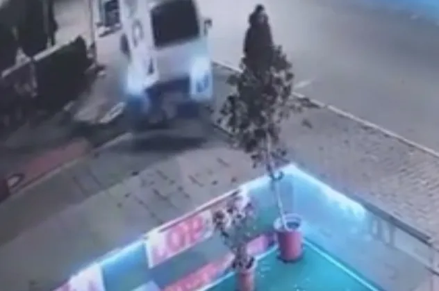Fren yerine gaza basan sürücü kasap dükkanına daldı! Yer: Tuzla