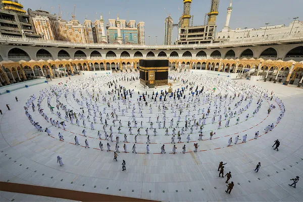 kabe-ve-mescid-i-nebevide-sosyal-mesafe-uygulamasi-geri-geldi-1640847142028.jpg Kabe ve Mescid-i Nebevi'de sosyal mesafe uygulaması geri geldi-2