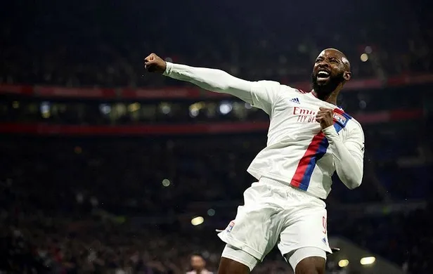 moussa-dembele-kapismasi-galatasaraydan-sonra-fenerbahce-de-lyonun-golcusu-icin-harekete-gecti-1671324210011.jpeg Moussa Dembele kapışması! Galatasaray'dan sonra Fenerbahçe de Lyon'un golcüsü için harekete geçti-9