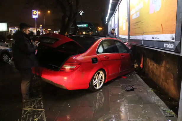 Ankara'da polisten kaçan alkollü sürücü kaza yaptı-1