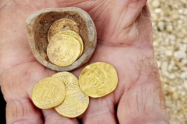 Sosyal medya bu görüntüleri konuşuyor: Ev inşaatı sırasında hazine buldular!