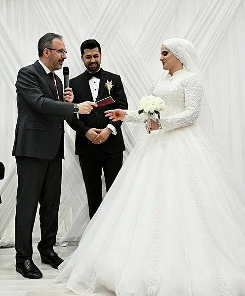 Bakan Kasapoğlu, GSB yurdunda kalan depremzede çiftin nikah şahidi oldu-2