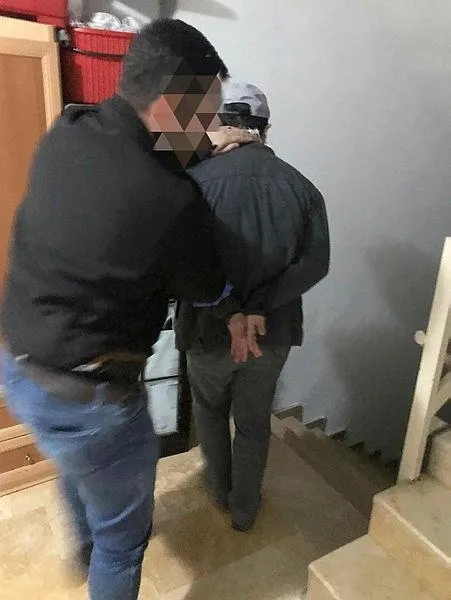 Bank Asya'nın kurucu ortaklarından FETÖ firarisi Malkatan, sahte kimlikle yakalanmasının ardından İstanbul'a paketlendi-1