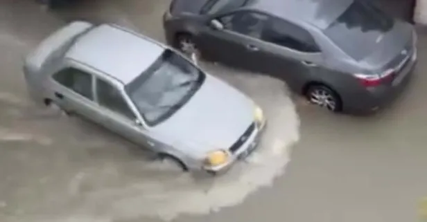 İzmir sağanağa teslim! Yollar çöktü, araçlar içine düştü | İstinat duvarı çöktü binalar boşaltıldı | Eğitime bir gün ara