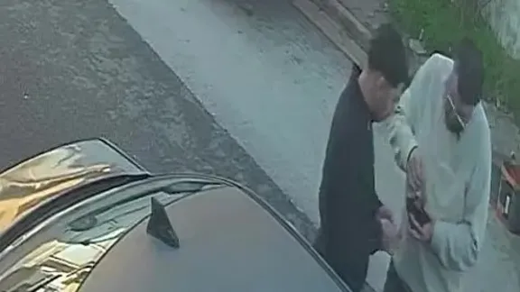 Adana'da araç camını kırıp 1,2 milyon TL'lik altın çaldılar: Parmaklarına takıp eğlendiler, tutuklandılar