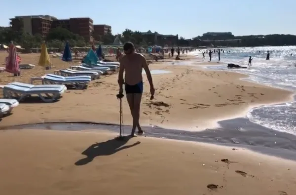 rus-turistler-alanyanin-tasindan-topragindan-faydalaniyor-sahilde-dedektorle-para-ve-ziynet-esyasi-aradilar-1633346807930.jpg Rus turistler Alanya'nın taşından toprağından faydalanıyor! Sahilde dedektörle para ve ziynet eşyası aradılar-8