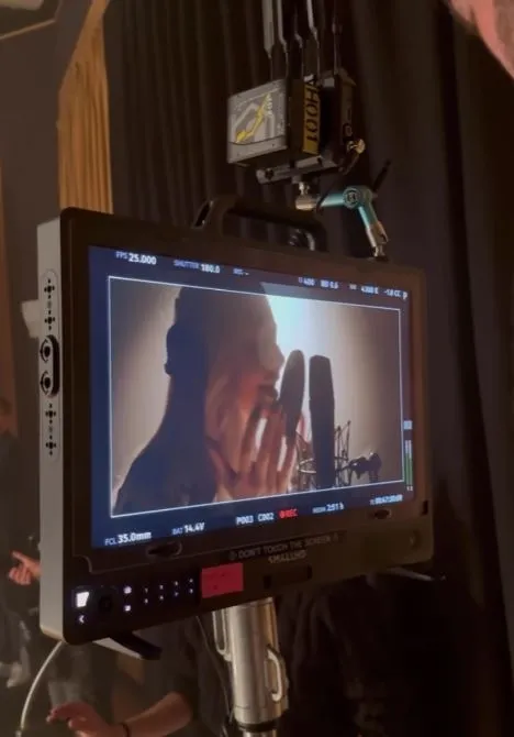 Hadise bir kez daha kolları sıvadı! Depremzedeler için söyledi