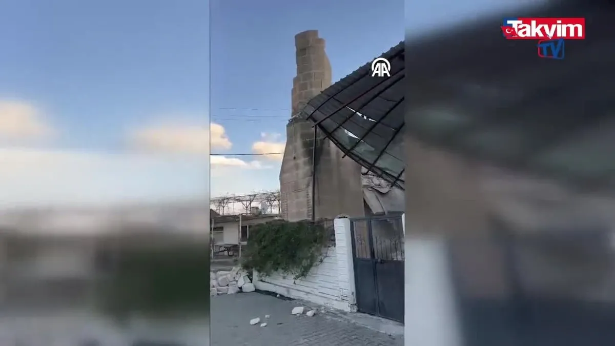 Mersin’de fırtına minareyi yıktı