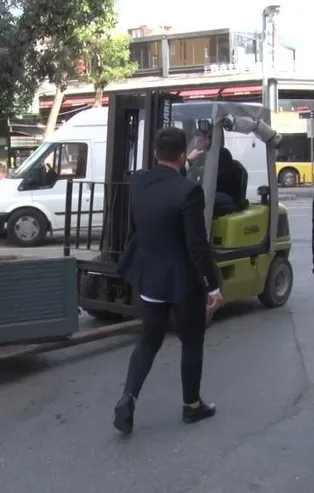 Ümraniye'de İBB yaya yolunu İSPARK'a çevirdi: Esnaf isyan etti yolu saksılarla kapattı