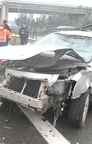 TEM'de feci kaza! Karşıya geçmek isterken araç çarptı: 3 ağır yaralı