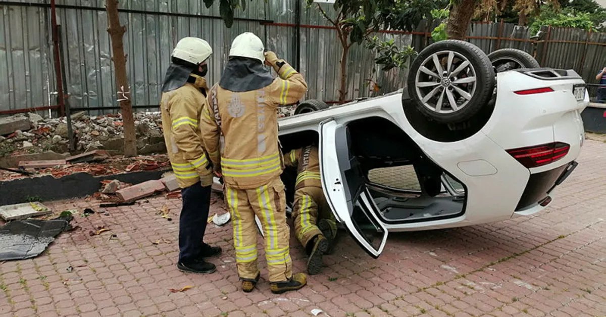 İstanbul'da kontrolden çıkan araç takla attı