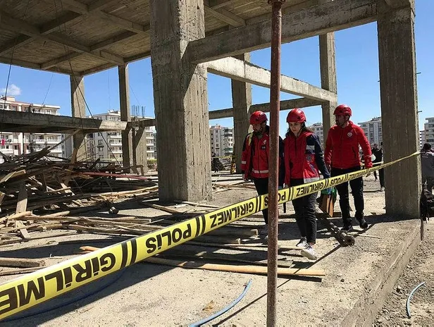 Son dakika: Diyarbakır'da inşaatta iskelenin çökmesi sonucu 1'i ağır 6 işçi yaralandı-2