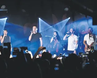 Baba Parası sahnede! Manga Amsterdamda sahneyi Ahmet Kural, Murat Cemcir ve Yağmur Tanrısevsin ile birlikte paylaştı