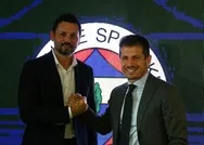 Fenerbahçe Teknik Direktörü Erol Bulut sportif direktör Emre Belözoğlu ile birlikte futbolcularla toplantı yaptı