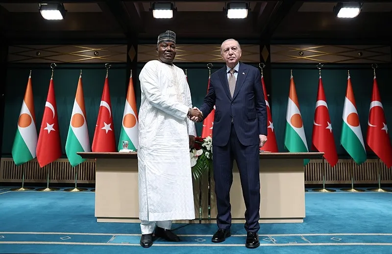 afrika-ile-kazan-kazan-baskan-erdogan-ve-nijer-cumhurbaskani-tchiani-imzalari-atti-erdogan-bize-destek-veriyor-1780582999866.jpeg Afrika ile kazan kazan! Başkan Erdoğan ve Nijer Cumhurbaşkanı Tchiani imzaları attı | "Erdoğan bize destek veriyor"-5
