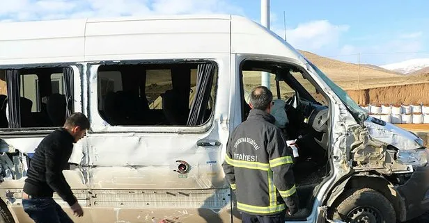 Hakkari’de taziyeye gidenlerin minibüsü ile kamyon çarpıştı: 2’si çocuk 10 yaralı