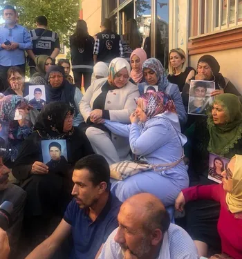 Diyarbakır’da HDP önünde evlat nöbeti sürüyor: Aile sayısı 24’e yükseldi