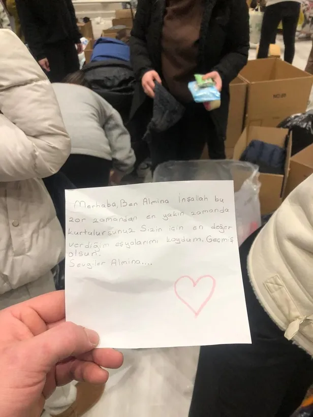 depremzedeler-icin-hazirlanan-yardim-kolilerine-notlarla-destek-isinmanizi-istiyorum-mutlu-olmanizi-istiyorum-1676098128708.jpg