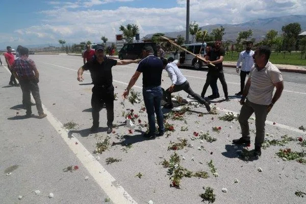 Şehit cenazesinde Kılıçdaroğlu'nun çelengi parçalandı-4