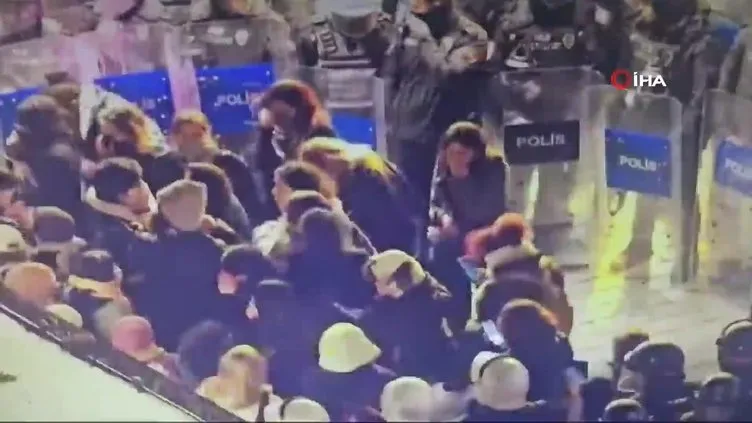 Taksim'de izinsiz gösteriye müdahale! Polise biber gazı sıktılar