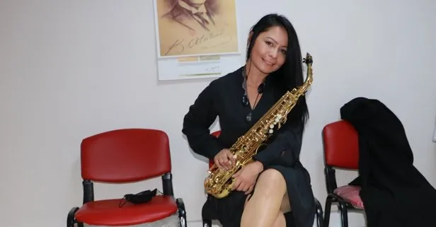 Adana Büyükşehir Belediyesi’nin tek kadın müzisyeni gençlere alto saksafon eğitimi veriyor