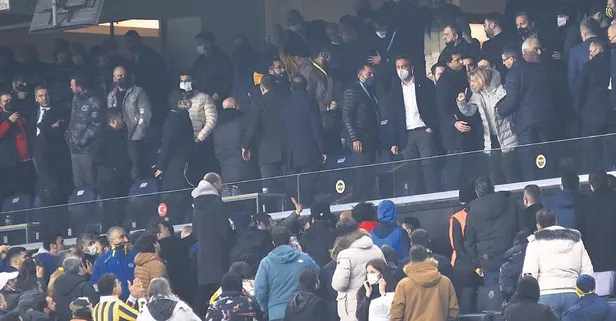 Fenerbahçe- Beşiktaş maçı sonrası Kadıköy karıştı... Taraftarlar Ali Koç’a isyan bayrağı açtı