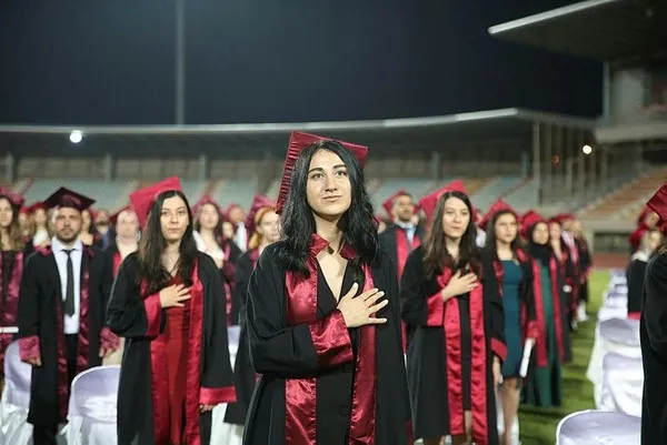 Antalya’da yaşayan Aslı, Başak ve Deniz Kozak kardeşler tıp fakültesini kazanıp mezun oldu: Ailesi çok sevindi-4