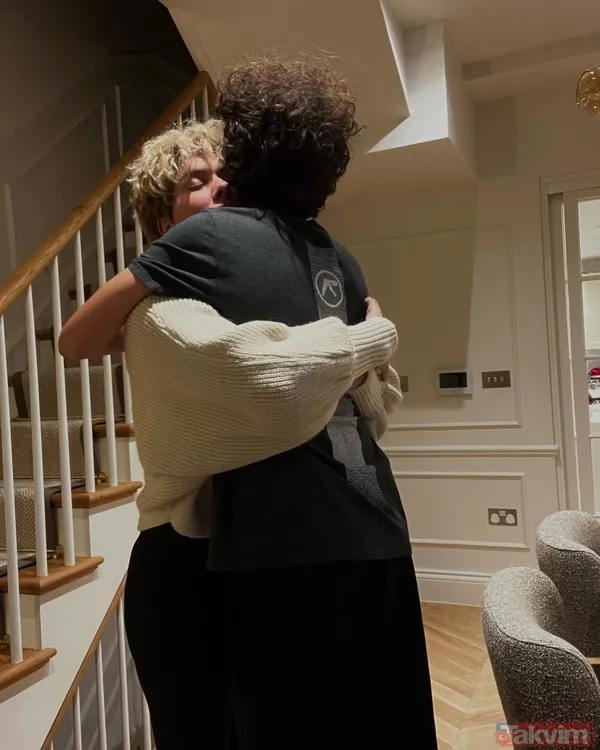 Şarkının O Meşhur Ve Duygusal Giriş Melodisi Araç İçinde Yankılanmaya Başladığı Anda Bergüzar Korel, Oğlunun Bu İsabetli Tercihi Karşısında Adeta Şoka Girdi.