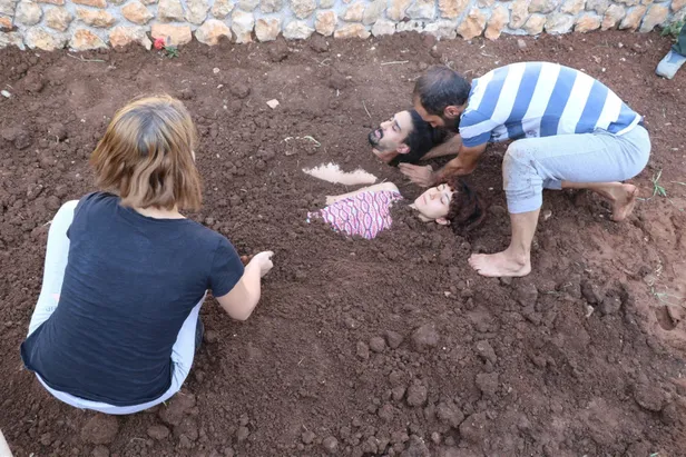 Diyarbakır'dan ilginç görüntüler! Diri diri toprağa gömüldüler-4