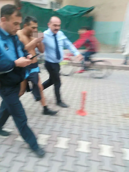 Bursa'da sokakta çıplak yürüyen adam olay yarattı-5