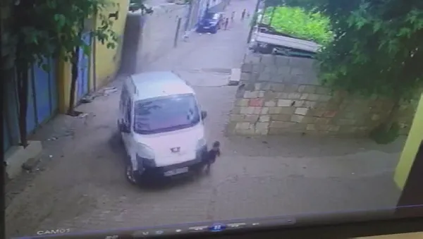 2-yasindaki-mustafa-aracin-altinda-kalarak-can-verdi-1590738352597.jpg 2 yaşındaki Mustafa aracın altında kalarak can verdi!-2