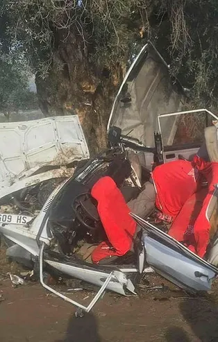 İzmir'de inanılmaz kaza! Ağaca çarpan otomobilde can pazarı