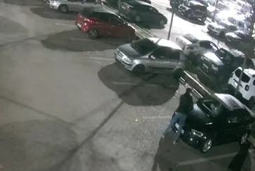 Eline taşı aldı 35 aracın camlarını indirdi! O anlar kamerada