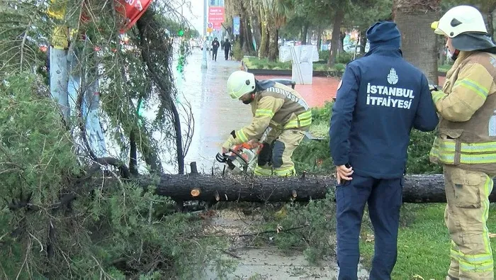 istanbulu-saganak-yagis-vurdu-araclar-yollarda-mahsur-kaldi-iett-otobusunu-su-basti-yolcular-ayakta-durmakta-z-1702741586208.jpeg İstanbul'u sağanak yağış vurdu! Araçlar yollarda mahsur kaldı | İETT otobüsünü su bastı: Yolcular ayakta durmakta zorlandı-12