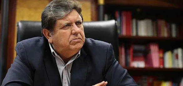 Peru'da başkanlık seçimlerinin ikinci turunda sosyal demokrat Alan Garcia zaferini ilan etti ve Alejandro Toledo'nun yerine devlet başkanı oldu