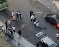 İstanbul Bayrampaşa’da şok görüntüler: Kafasına sopayla vurup yerde tekmelediler!