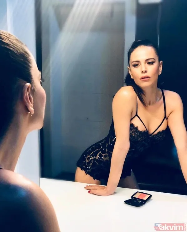 Simge Sağın göğüs arasındaki dövmeyi göstermek için öyle bir kıyafet giydi ki böyle dekolte görülmedi! Göğüs ucu belli olan Simge… - 6