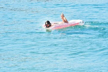 Sulu şaka! Ünlü şarkıcı Bodrum sularında uyuyakaldı!