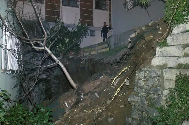 İstanbul Eyüpsultan'da istinat duvarı çöktü! Mahallede büyük panik yaşandı