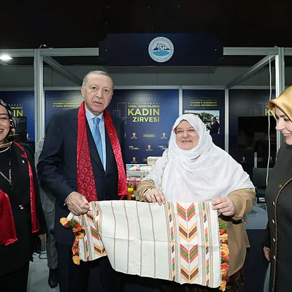 Başkan Erdoğan’dan program öncesi stantlara ziyaret