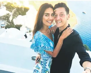 Mesut Özil ve eşi Amine Gülşe Alaçatıdaki villalarında Ege’nin tadını çıkarıyor...