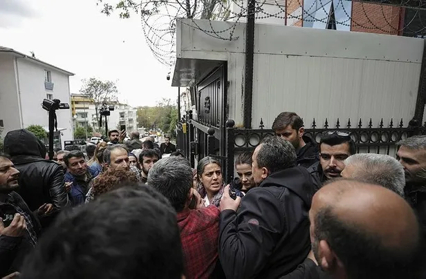 Evlat nöbetindeki ailelerden terörün siyasi ayağı HDP'ye siyah çelenk! HDP’liler hazmedemedi ailelere saldırdı-7